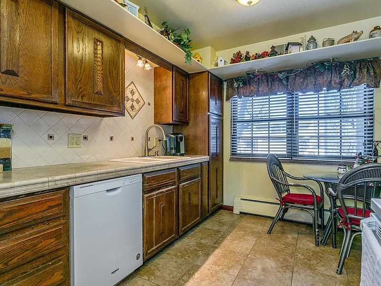 3541 S Hillcrest Dr — Photo 6