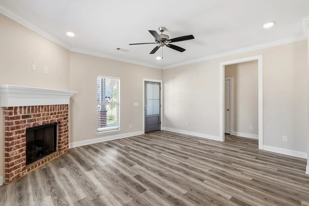4 bed, 2000 sqft, $2,350 — Photo 4