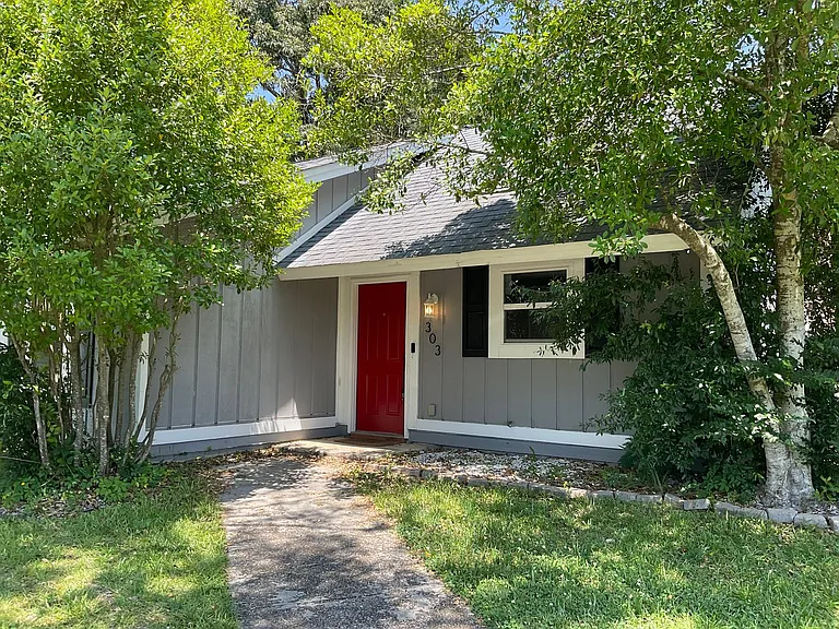303 S Willow Ln — Photo 2