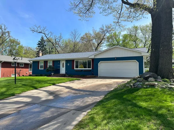 2149 Lamplight Dr, Woodbury, MN 55125