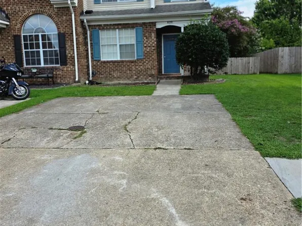 620 S Lake Cir, Chesapeake, VA 23322