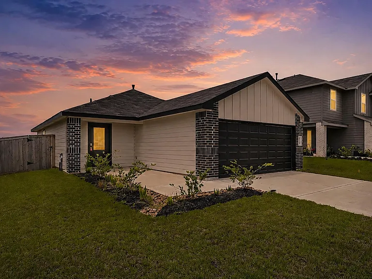 40839 Hawthorne Glades St — Photo 1