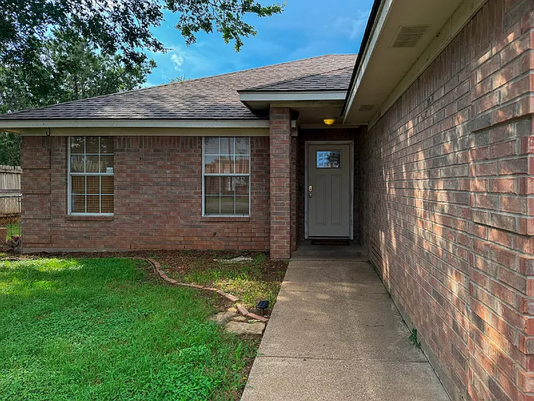 1202 Spell Ave — Photo 4