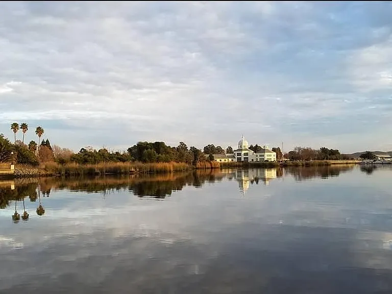 The gorgeous and relaxing waterfront brings annual events or just quiet strolls to relax in the evening. Restaurants and shops as well as open space just steps away from home.