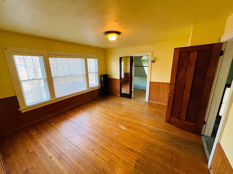 702 Leonard St — Photo 12