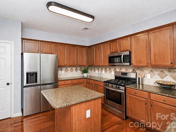 5th image of 1457 Prestbury Rd NW