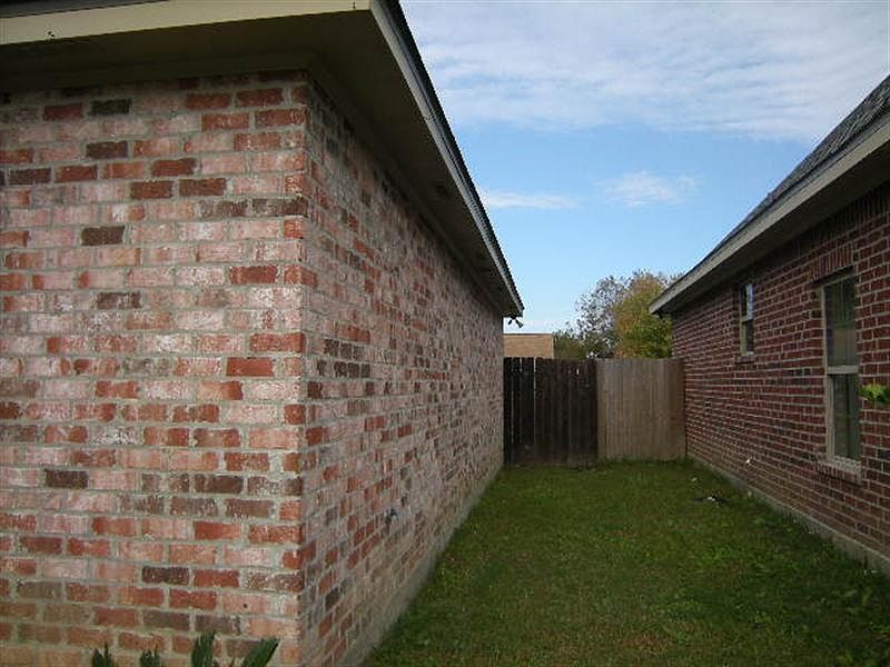 1st image of 207 Oak Hill Ln