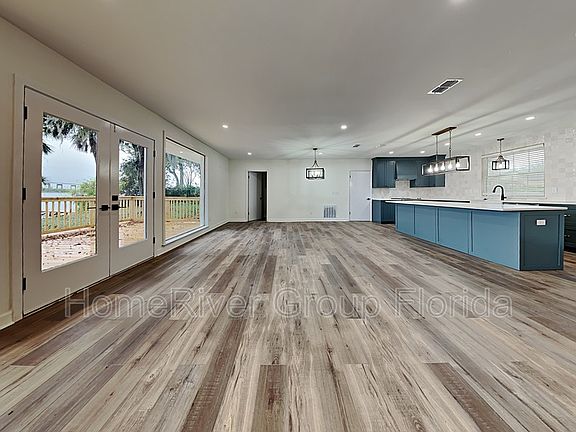 4th image of 210 Noble Cir W