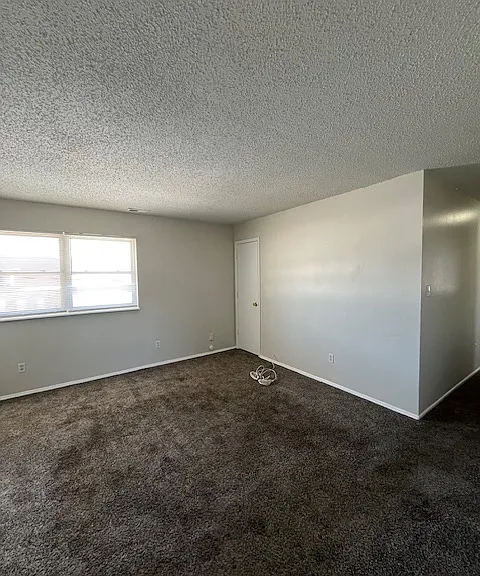 644 N Hocker Ave — Photo 3