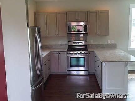 Deluxe Kitchen /Granite & SS appliances