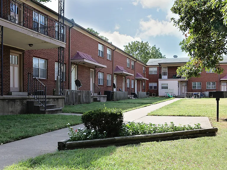 Exterior/Courtyard