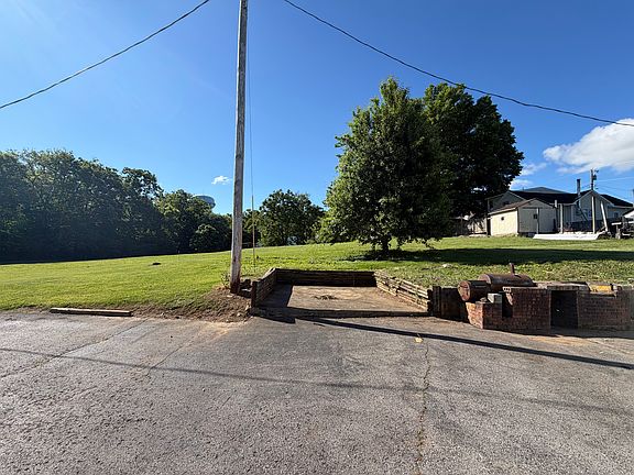 3rd image of 1050 Vine St