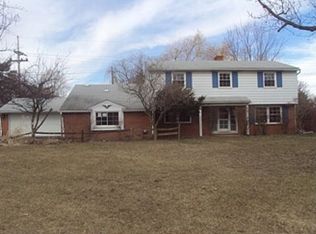 1888 Lakewind Dr, Bloomfield Hills, MI 48302