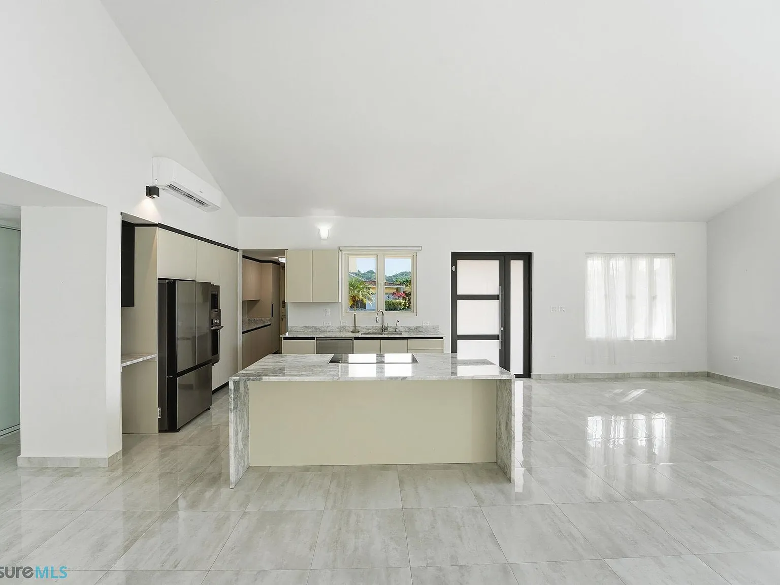 3 bed, 3.5 bath, 2800 sqft, $10,000 — Photo 3