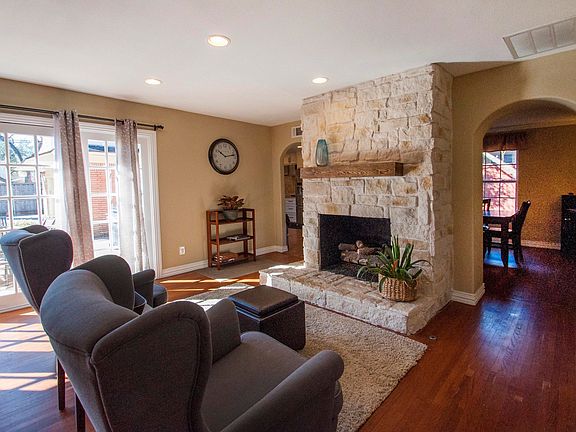 4th image of 806 Knott Pl