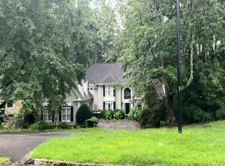 105 Grogans Lake Dr, Sandy Springs, GA 30350