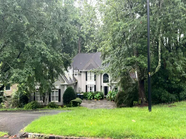 105 Grogans Lake Dr, Sandy Springs, GA 30350