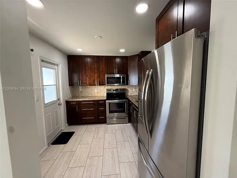 609 NE 14th Ave #108 — Photo 9