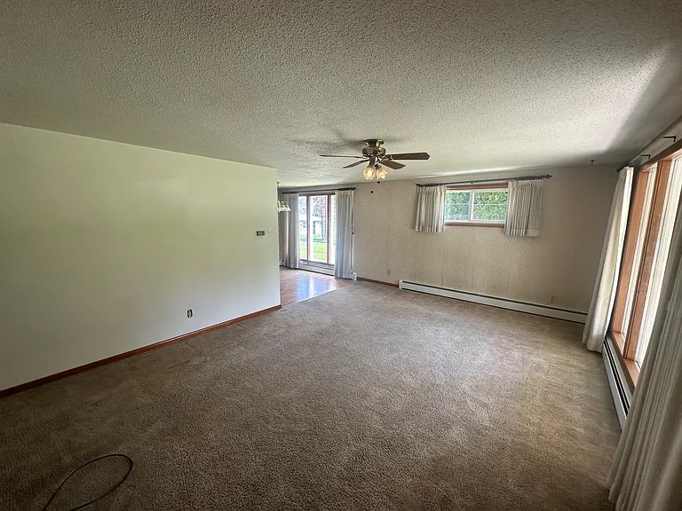 33 W Evergreen Dr — Photo 2