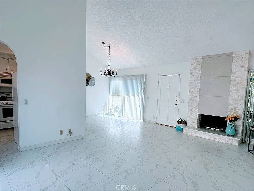 2 bed, 1250 sqft, $3,995 — Photo 4