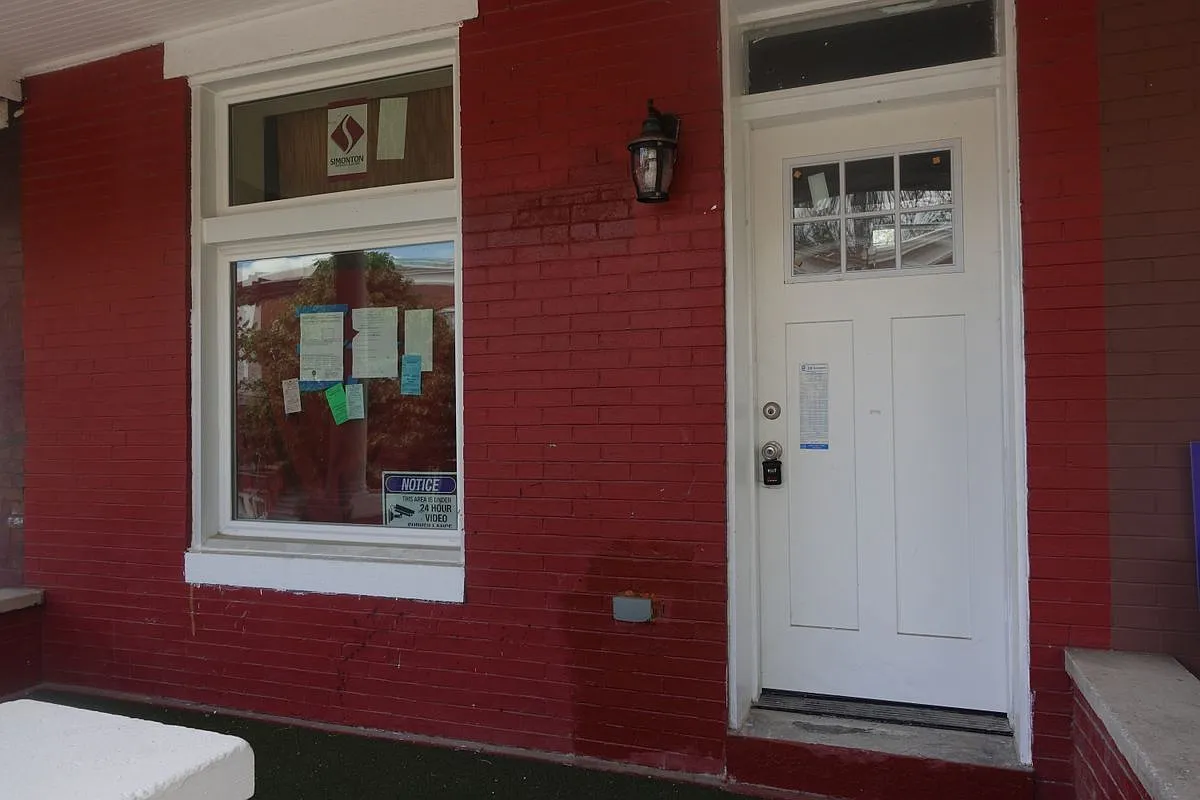 3 bed, 1.0 bath, 1050 sqft, $1,100 — Photo 2