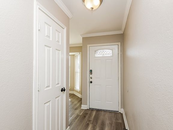 3rd image of 2812 S Meadow Dr