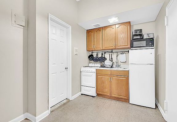 4th image of 665 Lexington Ave APT D