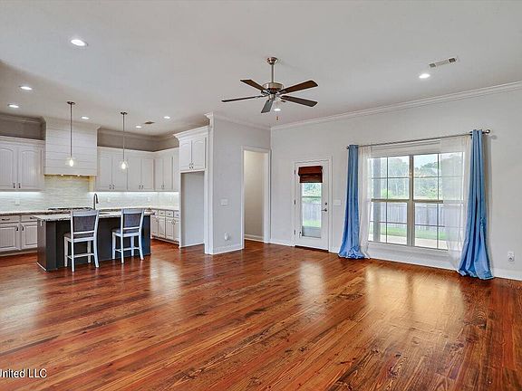 2nd image of 120 Glenwild Trl