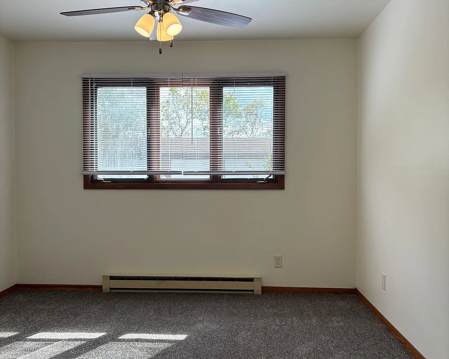Immaculate Updated 1 & 2 Bedroom with 1 Bath and garage — Photo 2