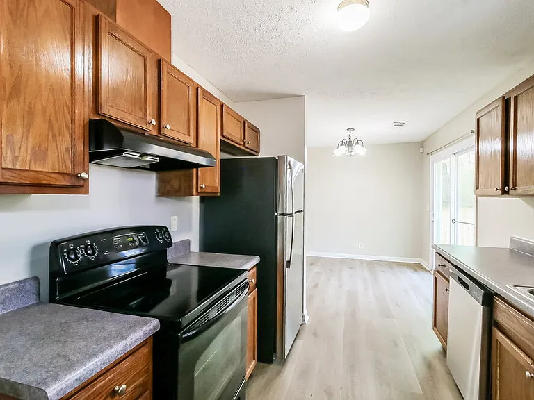 1113 Spring Creek Cir — Photo 7