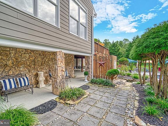 Covered Patio w/ Outdoor Shower