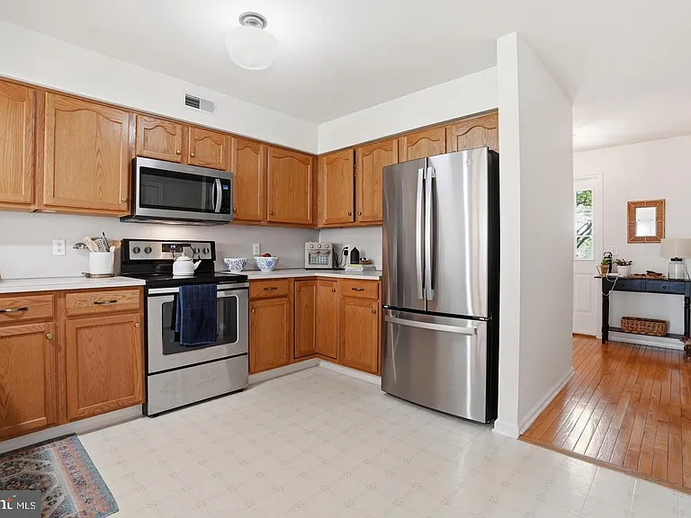 468 Berkshire Dr — Photo 2