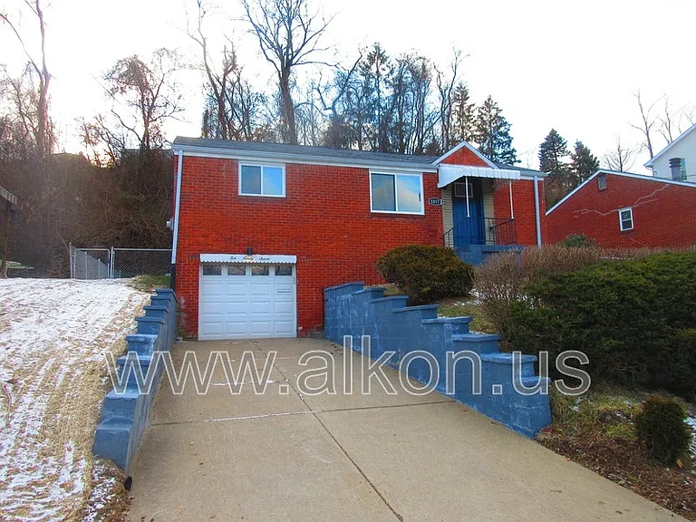 1097 Roseanne Ave — Photo 2