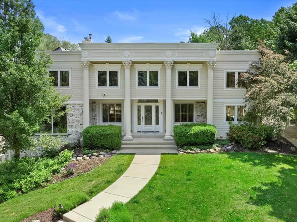 W222N8208 Plainview PARKWAY, Lisbon, WI 53089