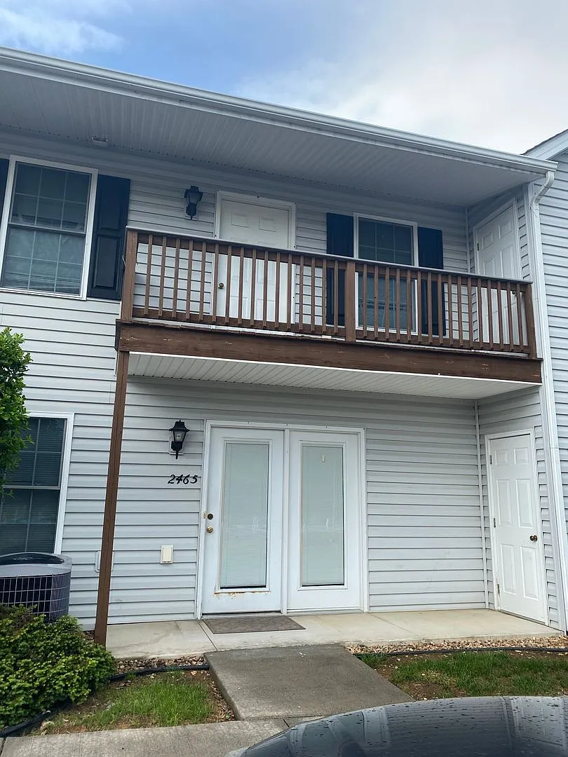 2 Bedroom, Freshly Painted, New LVP and Carpet! Fresh and Ready! — Photo 1