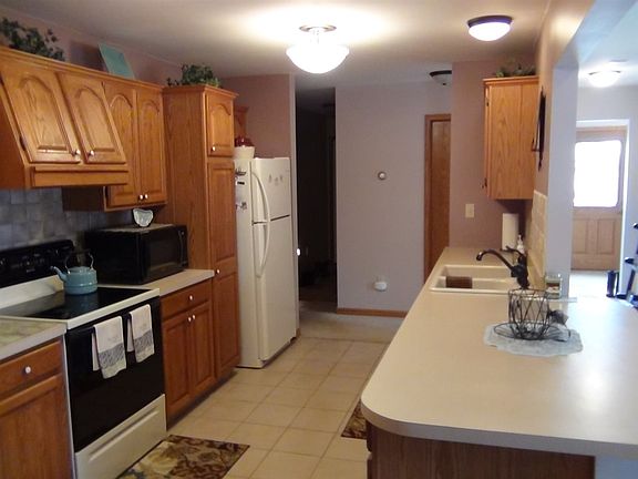 3rd image of 166 Claremont Cir