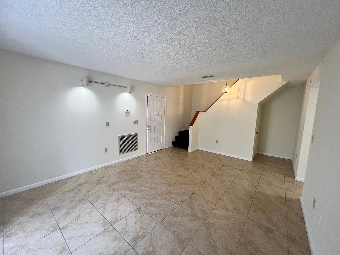 3-Bedroom Townhome in Central Lakeland — Photo 4