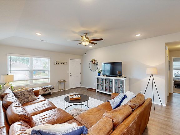 3rd image of 1066 E Sparrow Cir