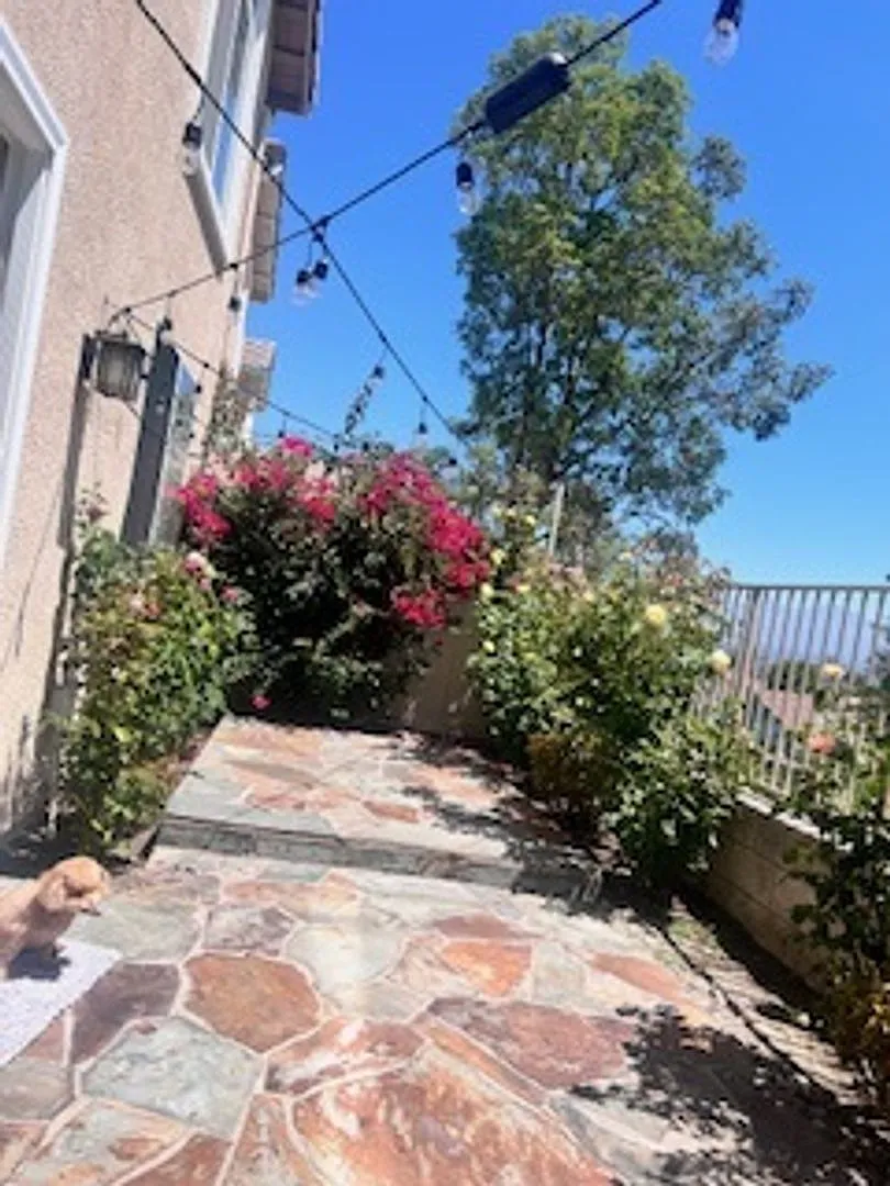 Picture Perfect 2 Br/2 Bath Plus Loft Detached Home In Gated Community — Photo 3