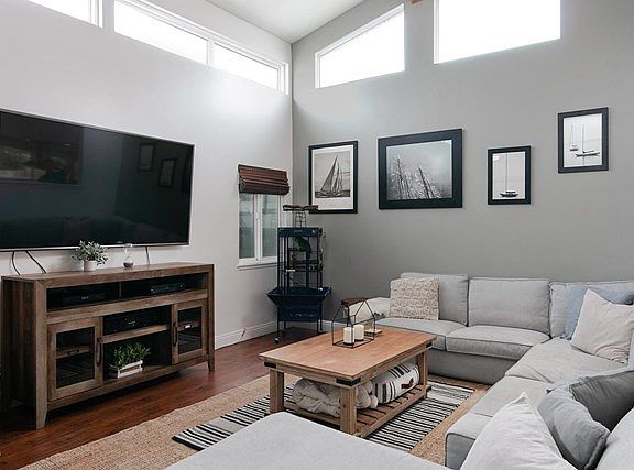 1860 Adelaide Ct-006-004-Living Room-MLS