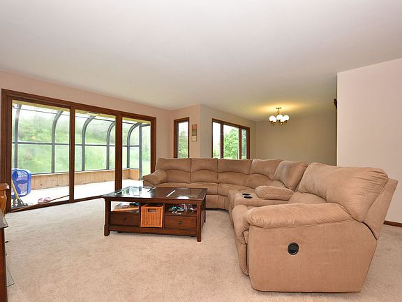 2nd image of 533 Tamarack Dr W