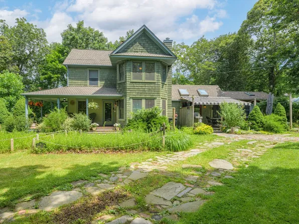 153 Ponquogue Ave, Hampton Bays, NY 11946