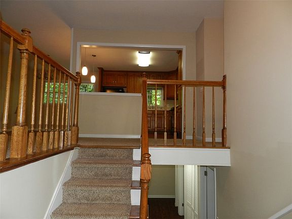 3rd image of 521 Woodgate Dr