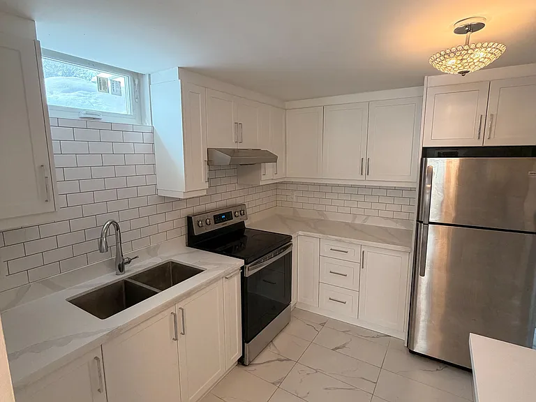 451 Leslie St — Photo 6
