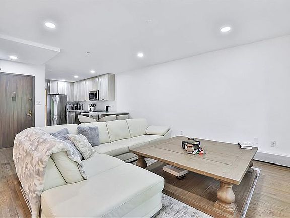 5th image of 3368 Bay Ct Unit 2B