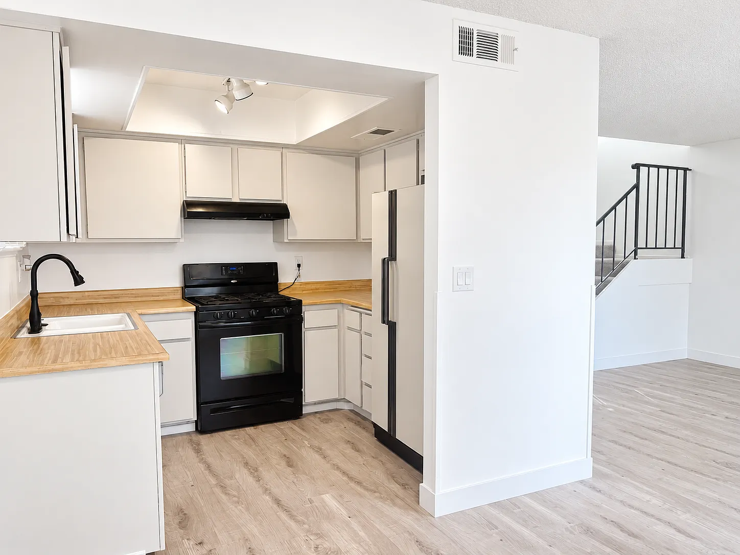 2 bed, 1048 sqft, $1,650 — Photo 2