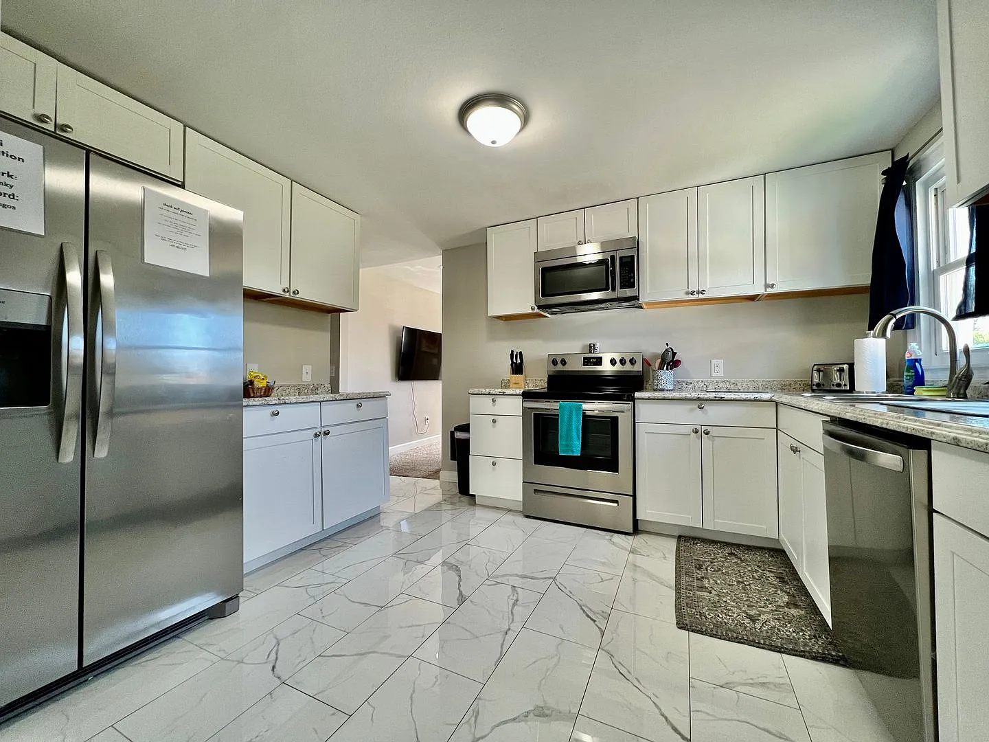 Beautiful 4 BDR Home - Near I-75 — Photo 2