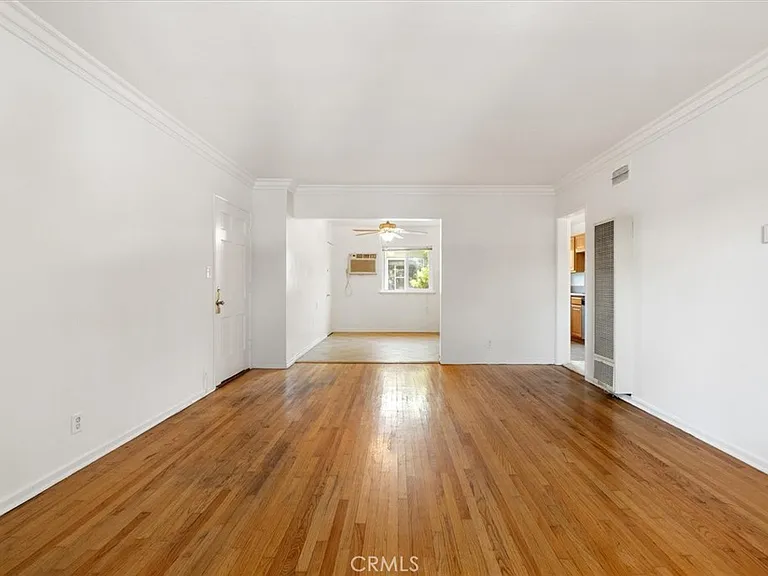 5851 Woodman Ave — Photo 7