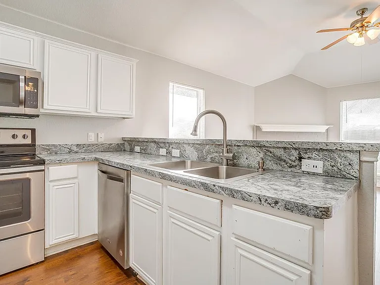 927 Simon Dr — Photo 4