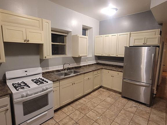 3rd image of 344 S Hamlin Blvd APT B